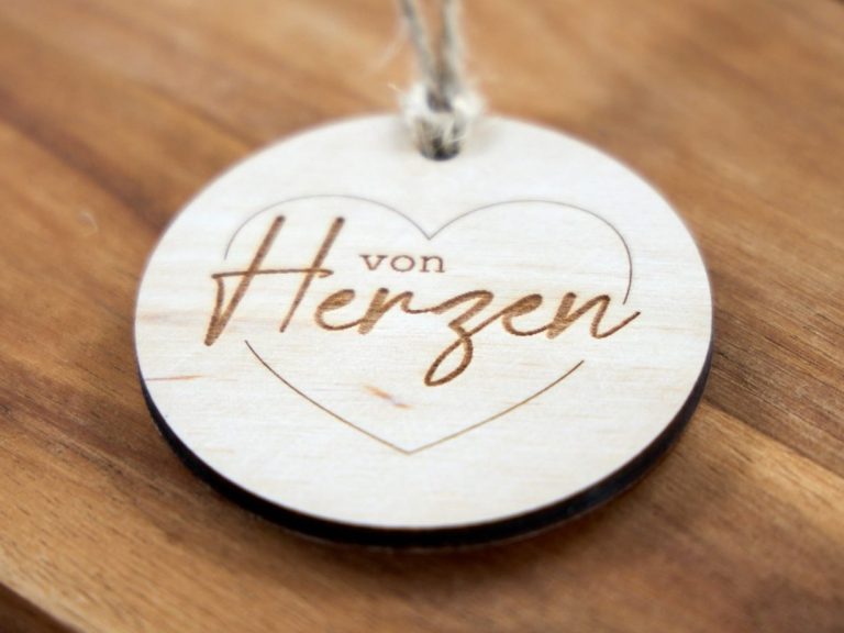 Geschenkanhänger aus Holz mit einer Gravur von Herzen in einem Herz