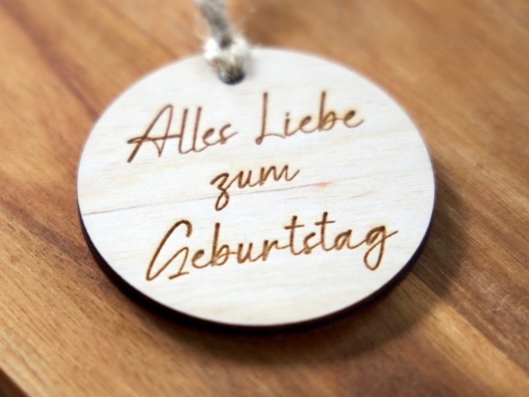 Geschenkanhänger aus Holz mit einer Gravur Alles Liebe zum Geburtstag